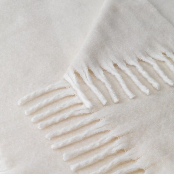 99166_131-e COMFY. Blanket in recycled polyester (100% rPET) (300 g/m²), with a mohair feel