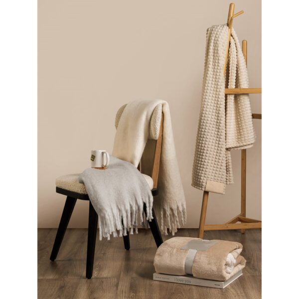 99166_amb COMFY. Blanket in recycled polyester (100% rPET) (300 g/m²), with a mohair feel