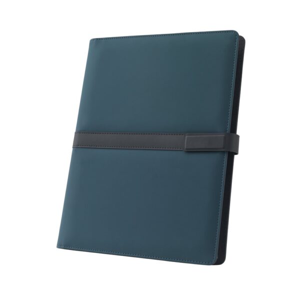 SANDERSON FOLDER. A4 folder in PU (50% recycled) with magnetic closure and notepad with lined pages